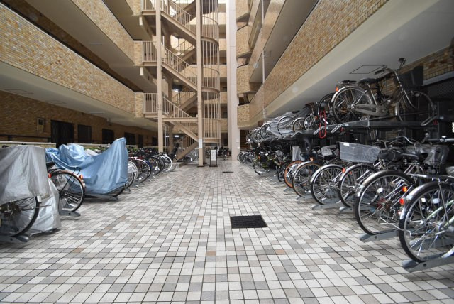 【駐輪場】 | 四谷ガーデニア | 自転車置き場。マンションの共用部にあたります。空きの有無や駐輪料金、各戸の台数制限などについては、改めてお問い合わせください。～即日のご見学可能～　お問合せはお気軽にどうぞ。
