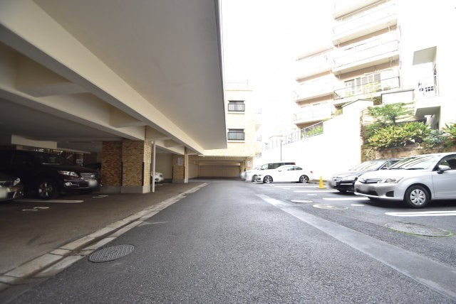 【駐車場】 | 四谷ガーデニア | マンションの駐車場スペース。空きの有無や駐車料金、サイズ規定などについては、改めてお問い合わせください。～即日のご見学可能～　お問合せはお気軽にどうぞ。
