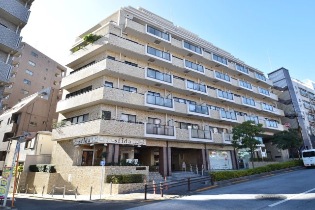 【外観】 | 四谷ガーデニア | 手入れの行き届いた外壁やエントランスなど、「見ればわかる」レベルで清潔感を保ったマンションです。築年数を感じさせない姿で皆様をお出迎えします。～即日のご見学可能～　お問合せはお気軽にどうぞ。
