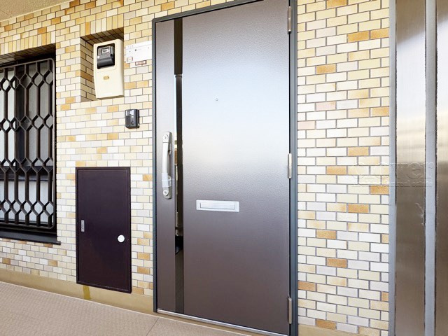 【その他共用部分】 | 四谷ガーデニア | 皆様をお迎えする、お部屋の玄関ドア。開けやすさや開放角度、ドアノブの操作しやすさや鍵の形状などを、現地で一度ご確認ください。～即日のご見学可能～　お問合せはお気軽にどうぞ。
