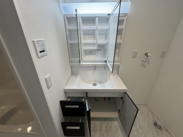 沖縄市登川（全5棟）3号棟の独立洗面台|3号棟　収納たっぷり洗面台♪
