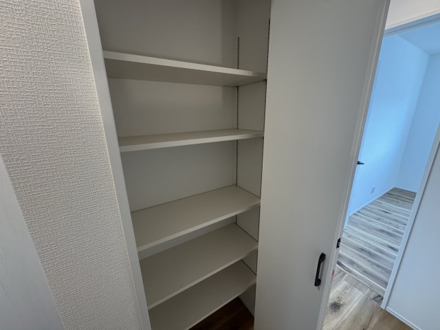 沖縄市登川（全5棟）3号棟の収納|3号棟　2階ホール収納付き♪
