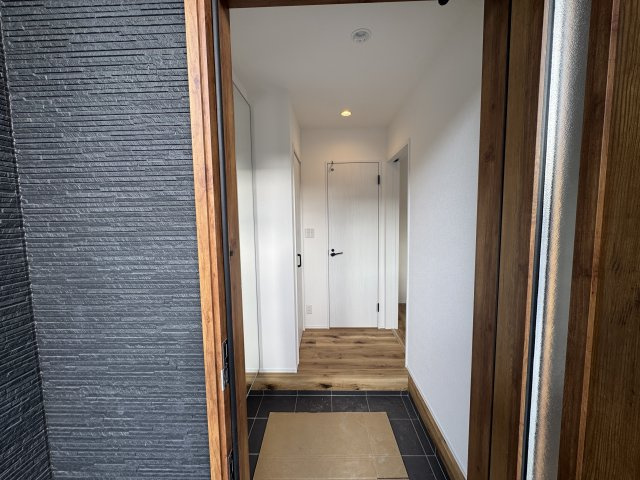 沖縄市登川（全5棟）3号棟の玄関|3号棟　十分な収納付き玄関♪SIC付き♪