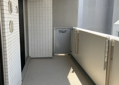 【バルコニー】 | アイディーコート本厚木シティーゲート | バルコニーは、室外の専用スペースのうち、「屋根がなく開放された空間」であるものを指します。ベランダより広いタイプのものが多く、日当たりもよいため家庭菜園などを楽しみたい人にとって適した環境となります。