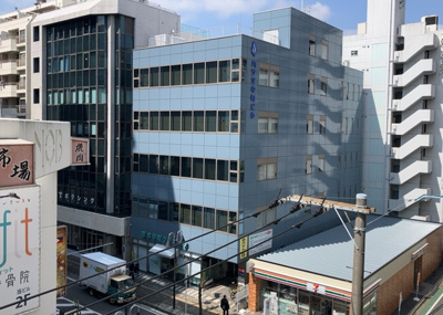 【展望】 | アイディーコート本厚木シティーゲート | 眺望の良さを楽しめるダイニングキッチンで家族団らんの時間を過ごしてはいかがでしょうか。バルコニーから見える景色を家族で眺める時間は、時間が経つのを忘れてしまいそうですね。是非、現地を見に行きましょう！