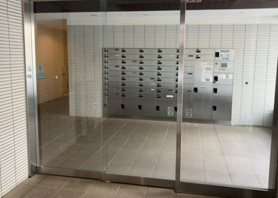 【エントランス】 | アイディーコート本厚木シティーゲート | マンションのエントランスには、もともと風よけや防犯の役割がありますが、マンションによって宅配ボックスなどの設備が備わっている所もあります。日々の生活をイメージしながら生活しやすさをチェックしましょう。