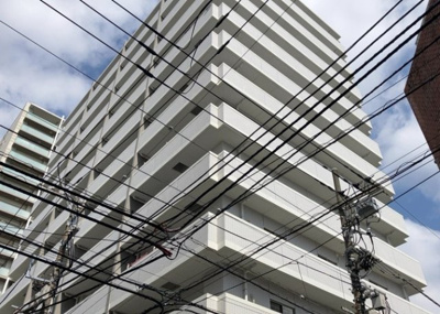 【現況写真】 | アイディーコート本厚木シティーゲート | 外観はマンション管理がされているかの目安になります。築年数が古いと、壁面は劣化してひび割れが生じることも！建物が古びていても細かいところが修繕されていると、きちんと管理されているなぁと感じるでしょう。