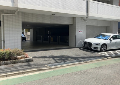 【駐車場】 | アイディーコート本厚木シティーゲート | 駐車場と明記されていても、最小スペースでつくられた駐車場だと大型車は駐車できなかったり、出入りしにくくなったりする可能性があります。お車のサイズと購入したい物件の駐車場のサイズを現地で確認しましょう。