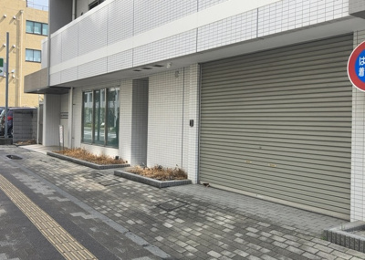 【庭】 | アイディーコート本厚木シティーゲート | 物件によっては、入居者が個人的に使用できる専用庭がついているものもあります。また、住宅の中にある土間の部分を庭と呼ぶこともあります。庭の用途は住む人によって変わり、それによってデザインもさまざまです。