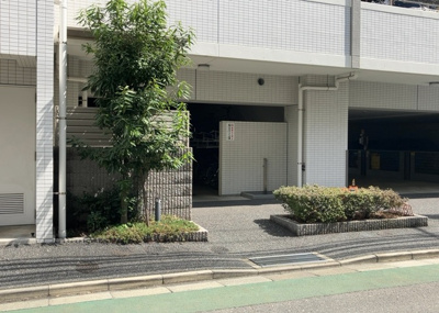 【中庭】 | アイディーコート本厚木シティーゲート | 中庭（パティオ）とは、一つの建築物の内部に設けられた、壁などで囲われている庭のことを指します。コの字型、ロの字型が主流ですが、L字型の中庭もあります。最近では、インテリア性の高さからも人気があります。