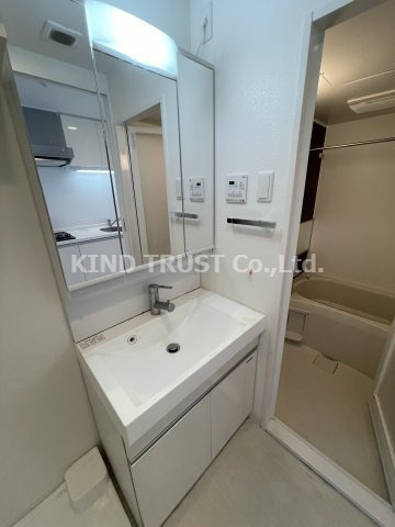 コンフォリア西天満の洗面所|ゆったりとスペースのある洗面所