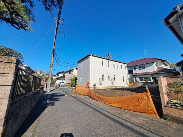 【前面道路含む現地写真】 | 西東京市緑町2丁目　建築条件無売地　全1区画　(保谷店) | 実際に足を運ぶことで広さや陽当り、周辺施設も確認でき、暮らしていくイメージも膨らみます。お問い合わせの上、ぜひ現地をご確認ください！
