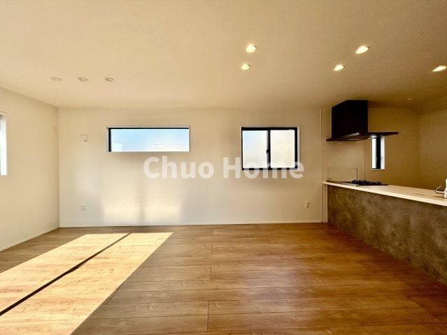 江戸川区中央2丁目新築分譲住宅のキッチン|視界に広がりを生むオープンなキッチン。料理や片付けをしながら、家族との会話を楽しんだり、リビングで遊ぶ子どもを見守れます。ご見学時には家具の配置などもイメージしながらぜひご覧になって見て下さい。