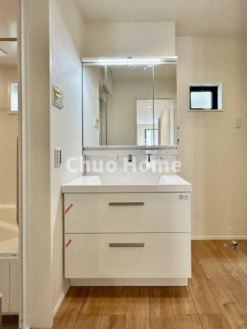 江戸川区中央2丁目新築分譲住宅の独立洗面台|【洗面化粧台】洗面化粧台には三面鏡を採用。身だしなみを整えやすい事はもちろんですが、鏡の後ろに収納スペースを設ける事により、散らかりやすい洗面スペースをすっきりさせる事が出来るのも嬉しいですね