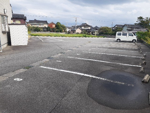 高岡市姫野のアパートの駐車場