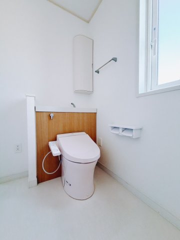 【中古戸建】太田市新田市野井町のトイレ|■トイレ｜白を基調とした清潔感溢れるトイレになっています。トイレには窓がついていますので常に換気をすることができ清潔を保てます。