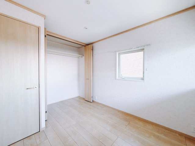 【中古戸建】太田市新田市野井町の洋室|■洋室｜2階各居室には収納をご用意しています♪常にお部屋を綺麗に保てます！小さなお子様も自然とお片付けができるようになるのでうれしいですよね！