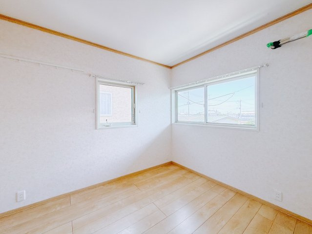 【中古戸建】太田市新田市野井町の洋室|■洋室｜ナチュラルカラーの床です。模様替えなどとても楽しく工夫できます♪陽当たり、風通しもとても良いので毎日快適な生活スタートです！子供部屋にも良いですね♪