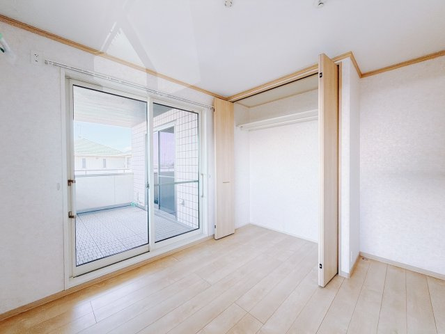 【中古戸建】太田市新田市野井町の洋室|■洋室｜バルコニーにも出られる2階の一室♪お勉強などに疲れたら気晴らしもできますね♪収納も大容量で、お部屋がいつでもスッキリ片付きます＊。