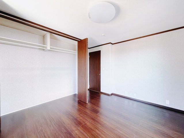 【中古戸建】太田市新田市野井町の洋室|■洋室｜広い洋室ならインテリアも自由自在にお楽しみいただけます♪お外から帰ってきた後は寝室でゆっくり自分の時間をお過ごしください。