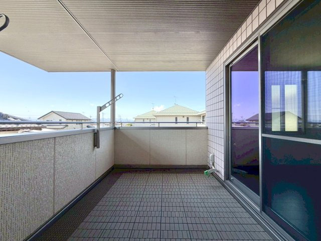 【中古戸建】太田市新田市野井町のバルコニー|■バルコニー｜溜め込んでしまったお洗濯物を一気に干すことができるくらいのスペースがあります。二部屋から出入り可能なのでお布団などもラクラク干せますね♪