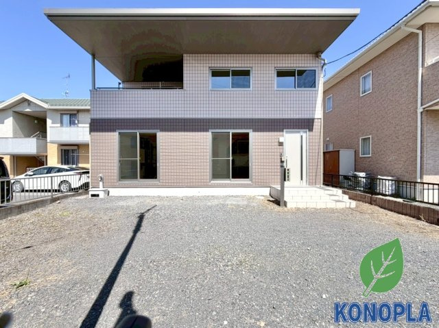 【中古戸建】太田市新田市野井町の外観|■外観｜南西側のお庭なので暗くなりがちな夕方も明るい印象にしてくれます♪道路から離れたお庭なのでお子様が外で遊ぶ際も安心です♪リビングからお庭が見える子育て世帯にも嬉しい設計です♪