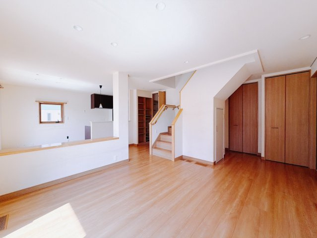 【中古戸建】太田市新田市野井町の居間・リビング|■リビング｜窓から射し込む陽射しが縦横に広がり、あたたかな空間を形作ります♪木目のきれいなフローリングとシンプルな壁紙は、一日中家に居ても飽きることなく過ごすことができる素敵な空間です♪