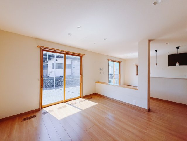 【中古戸建】太田市新田市野井町の居間・リビング|■リビング｜落ち着きのある表情を見せるリビングダイニング。太陽の光がたっぷり差し込むリビングは、自然とご家族が集まる居心地の良い空間です。