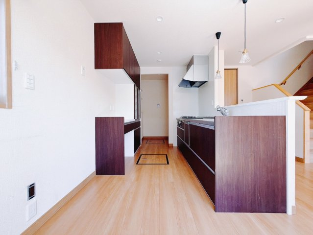 【中古戸建】太田市新田市野井町のキッチン|■キッチン｜何かと散らかりがちなキッチン…備え付けのカップボードは嬉しいですね♪いつでもスッキリとお片付け上手に！！