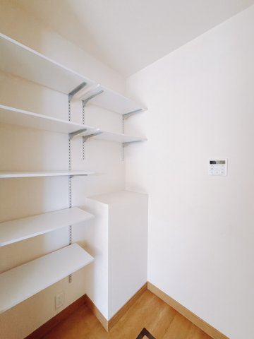 【中古戸建】太田市新田市野井町の収納|■パントリー｜何かと散らかりがちなキッチンにはパントリーが大活躍。食材や調味料などがストックでき、何がどこにあるかわかりやすいので、出し入れも便利ですね。