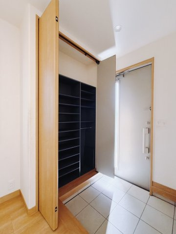 【中古戸建】太田市新田市野井町の玄関|■玄関｜家族みんなの靴が丸々しまえます♪これからお子様が大きくなっても安心ですね。靴をしまって、すっきりとした玄関で開放感も味わえます。
