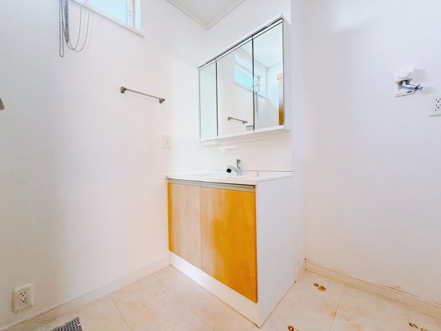 【中古戸建】太田市新田市野井町の独立洗面台|■洗面室｜洗濯機を置いてもゆとりある広さの洗面脱衣室です♪三面鏡の洗面化粧台なので身支度もしやすくおしゃれが好きな方にも嬉しい設計です♪