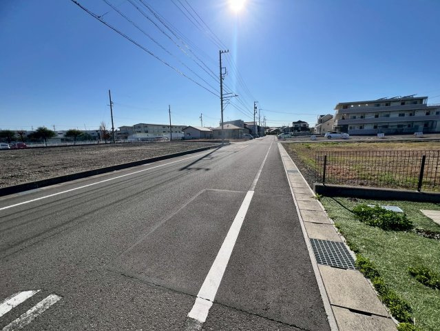 売地の前面道路含む現地写真