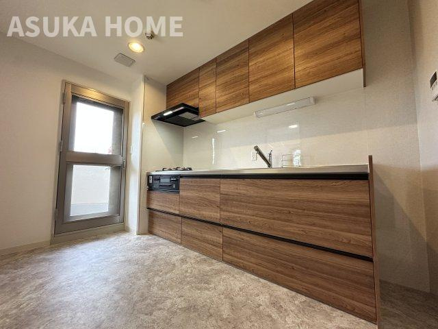 サザンヒルズ竹山七番館のキッチン|キッチン横にバルコニーあり、家事途中のいきなりの雨にもお洗濯取り込みもOK便利！