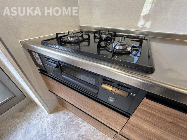 サザンヒルズ竹山七番館のキッチン|三口コンロはキッチンの主役になりそう！時短になるし重宝ですね。