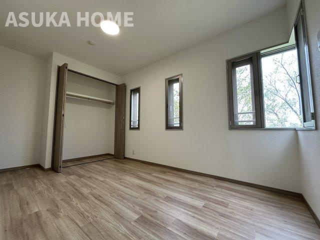 サザンヒルズ竹山七番館の洋室|白い壁明るい木目のフローリングは部屋をより広く見せる効果があります。