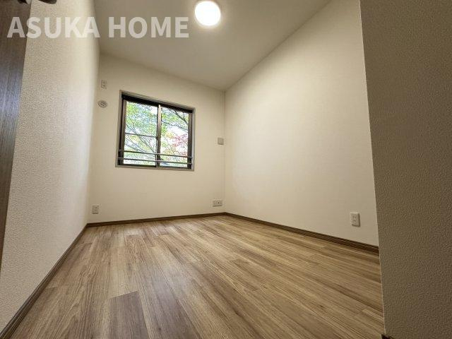 サザンヒルズ竹山七番館の洋室|このタイプのプライベートルームは2部屋、一つはご主人の書斎スペースにしても◎