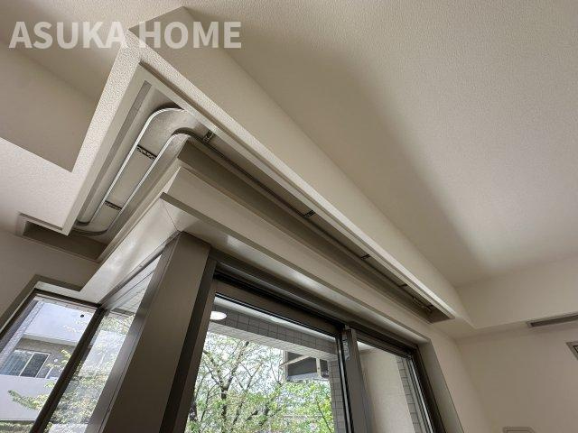 サザンヒルズ竹山七番館のその他|二重カーテンコーナーレール付き、窓からはいつも快適な光を取り入れられますね。