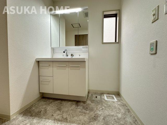 サザンヒルズ竹山七番館の独立洗面台|清潔感あふれる洗面室、見やすく便利な三面鏡を採用、収納空間も考慮しています。