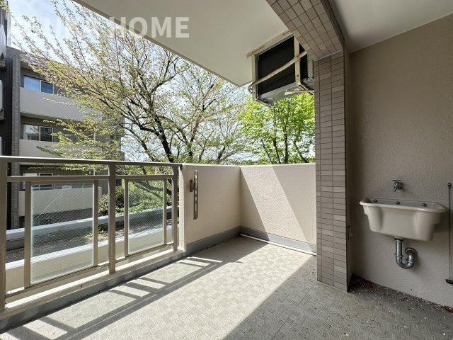 サザンヒルズ竹山七番館のバルコニー|遮るものが視界に無い2階の角部屋南向き2面バルコニーがあり採光良好です。