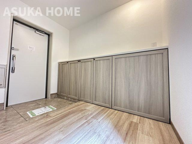 サザンヒルズ竹山七番館の玄関|収納もたっぷり、広々とした玄関、使い勝手もよさそうで清潔感がありますね。