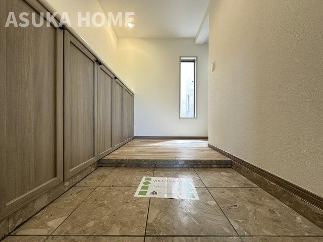 サザンヒルズ竹山七番館の玄関|落ち着いたクールテイストな清潔感のある玄関はゲストにも好印象を与えそうですね。