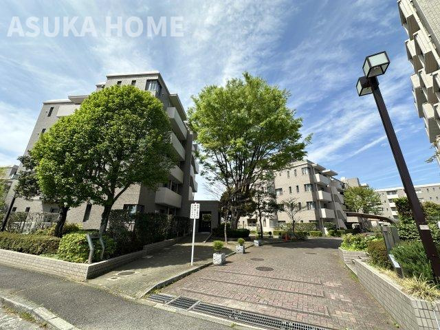 サザンヒルズ竹山七番館の外観|高台の閑静な住宅街に位置しており全11棟からなる「サザンヒルズ竹山」7番館です。