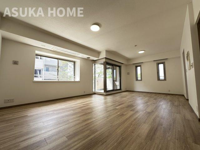 サザンヒルズ竹山七番館の居間・リビング|大きな窓、自然光、室内全体を明るく照らし心地よく過ごせそうなリビングです