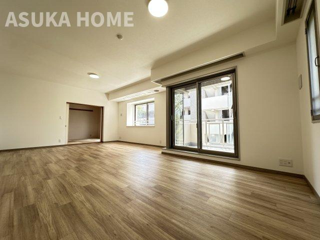 サザンヒルズ竹山七番館の居間・リビング|明るい陽射しの入る広々としたリビングは家族団らんの場としていい雰囲気です。