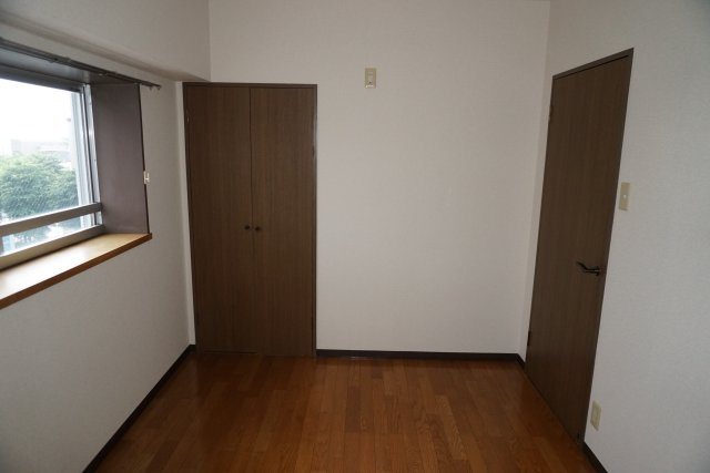 第2プレミール東久留米の洋室|収納もあります