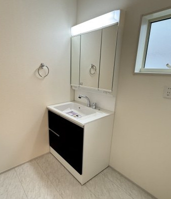 リーブルガーデンS前橋市樋越町第４　3号棟のトイレ|シャワー水栓付き洗面台で朝の身支度もバッチリです！
洗面台には収納スペースもあり洗面室もすっきり片付きますよ！