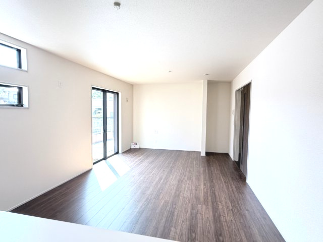 リーブルガーデンS前橋市樋越町第４　3号棟の居間・リビング|カウンターキッチンなのでお料理をしながら会話もできます。
夕食の支度をしながら、お子様の様子も見られて自然と会話も増えますよ♪