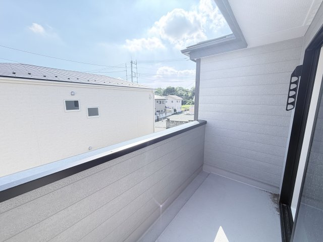 リーブルガーデンS前橋市樋越町第４　3号棟のバルコニー|バルコニーは2ヶ所あります。こちらはインナータイプです。急な雨でも洗濯物が濡れずに安心です。