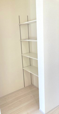 リーブルガーデンS前橋市樋越町第４　3号棟の収納|キッチン奥にはワークコーナーと大型パントリーがあります♪